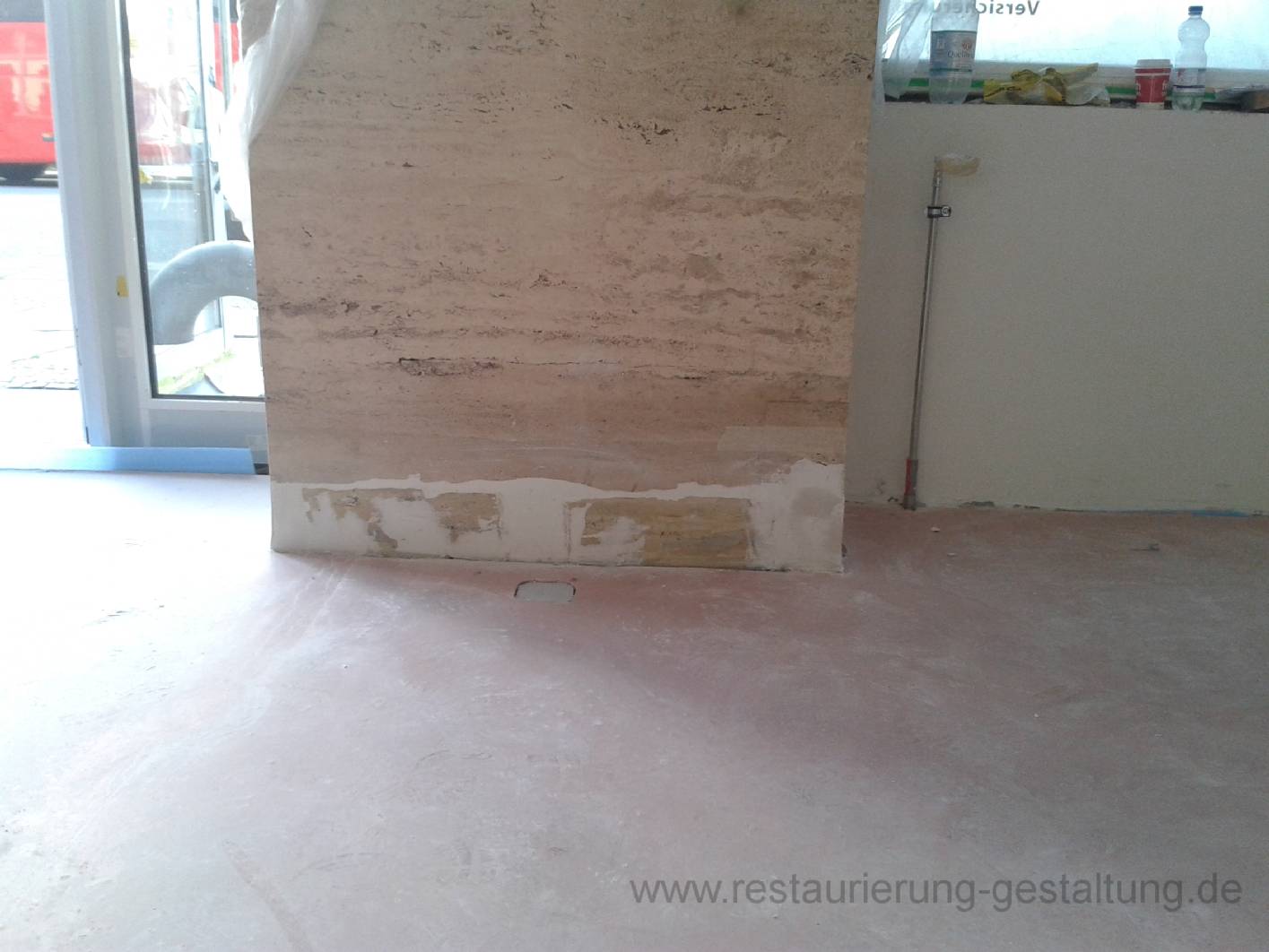 Die Säulen in einem Museum in der Zimmerstraße, in Berlin Mitte, waren im Fußbodenbereich beschädigt. Der als Restaurator für Kunst – Malerei arbeitende Malermeister Schimpf hat eine Sandsteinmalerei bzw. Sandsteinimitation an die Beschädigungen angebracht. Das Malermeister – Unternehmen restaurierung & gestaltung beschäftigt sich mit Sandsteinimitation und Sandsteinmalerei sowie mit exklusiven Malerarbeiten.